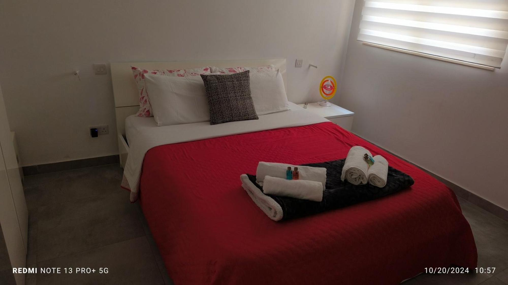 One Bedroom Tea Apartment Il-Gzira Exteriör bild